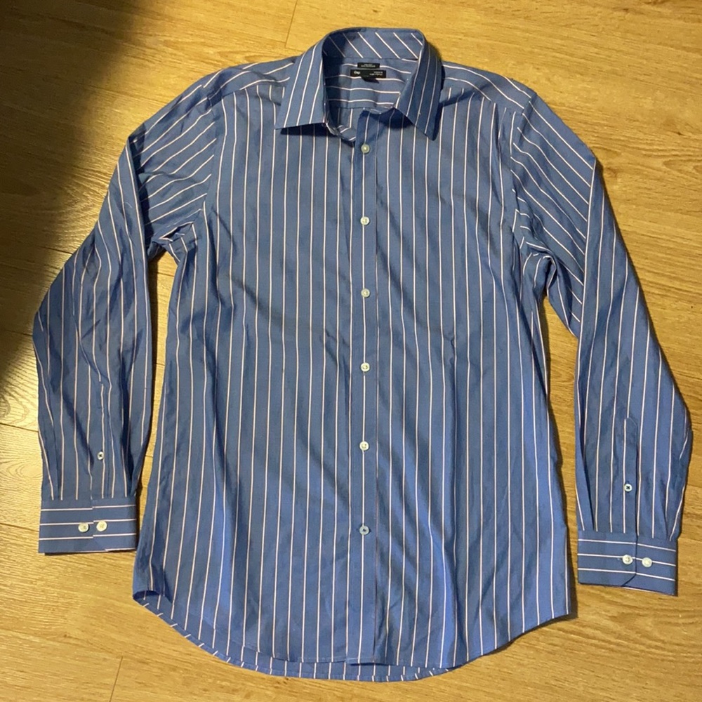 Gap button down - Medium NWT - Picture 3 of 3